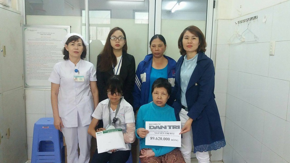 Gần 90 triệu đồng đến với bé gái 14 tuổi nguy kịch vì tai nạn giao thông - 1 PV Dân trí trao tiền cho hai mẹ con cô Nguyễn Thị Hải có sự chứng kiến của đại diện Bệnh viện Đà Nẵng
