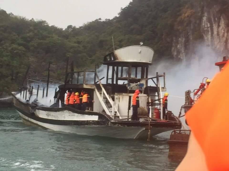 Đình chỉ hoạt động toàn bộ đội tàu của công ty có tàu cháy - 1 Con tàu trong hành trình từ vịnh về Tuần Châu đột nhiên bốc cháy (ảnh CTV)