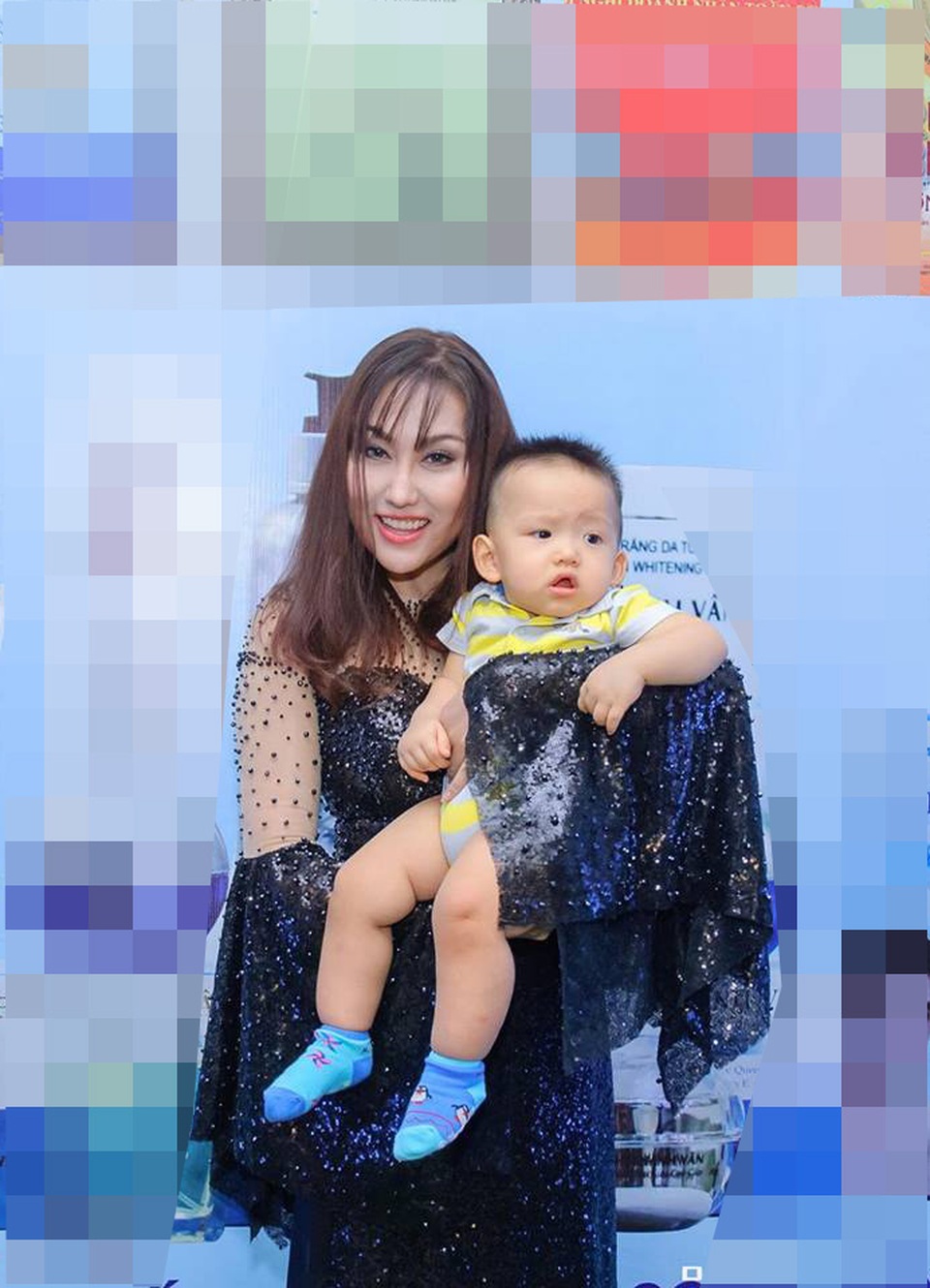 Phi Thanh Vân lần đầu lên tiếng chuyện bị chồng uy hiếp vào dịp Tết - 2 Phi Thanh Vân và con trai trong một sự kiện gần đây. Ảnh: NVCC.