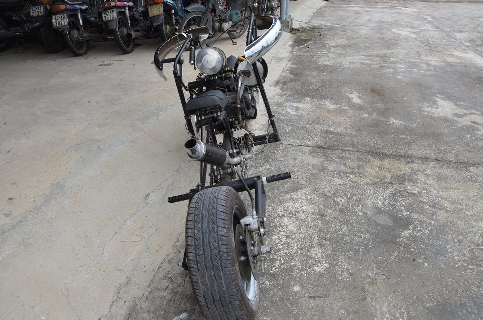 Mô tô "độ" đại liên 6 nòng: Chủ nhân khai do mê xe - 2
Hai bánh xe được lắp bằng bánh xe ô tô