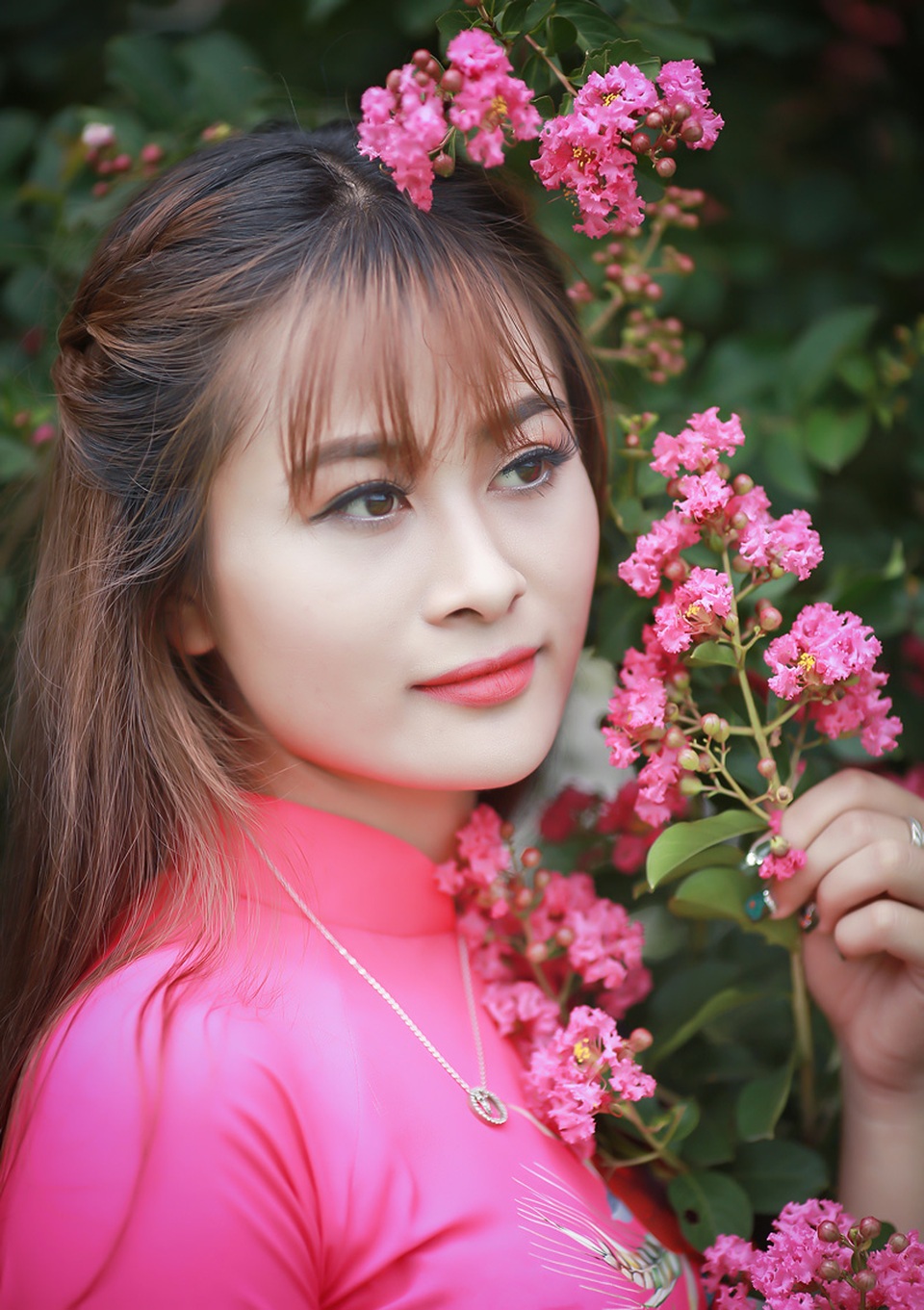 Nữ sinh khoe sắc kiều diễm giữa cánh đồng hoa - 15
Nguyễn Thị Dung (sinh năm 1996) - sinh viên ĐH Sư phạm Hà Nội