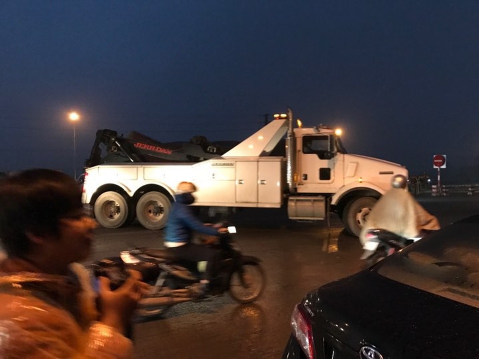 
Khoảng 17h40 chiếc xe cẩu khủng được điều động đến trước trạm BOT làm nhiệm vụ trong trường hợp xuất hiện những xe có biểu hiện gây rối mất trật tự tại trạm BOT này
