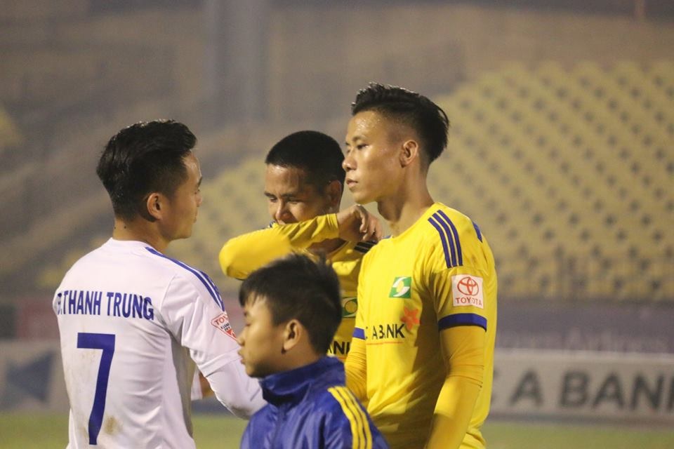 SL Nghệ An viết đơn yêu cầu đình chỉ nhiệm vụ trọng tài Nguyễn Trung Kiên B - 2 Các cầu thủ SLNA buồn bã rời sân nhà khi để thua ngược Quảng Nam 2-4.