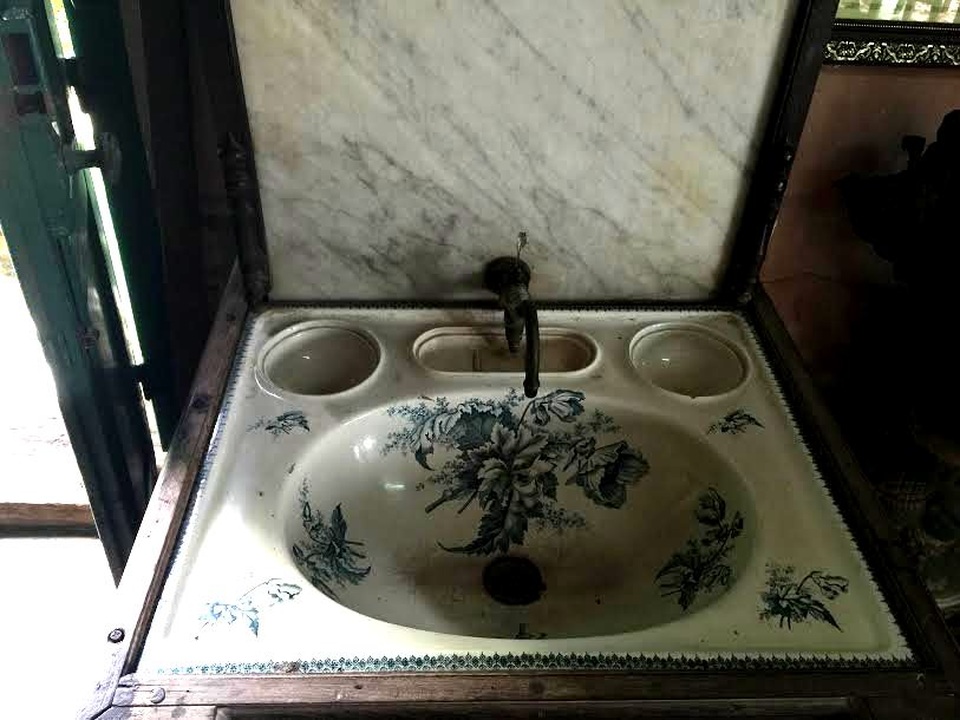 Về thăm ngôi nhà cổ đẹp nhất xứ Tây Đô - 6 Bồn rửa tay lavabo tráng men trắng xanh