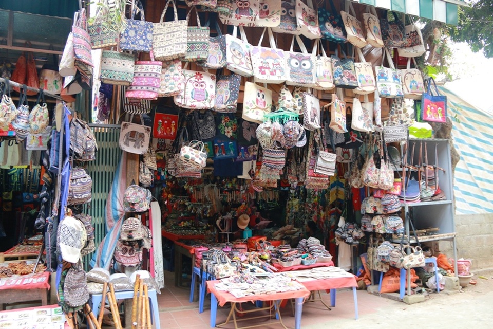 Người dân ở bản Lác hầu hết đã chuyển từ làm nông nghiệp cho thu nhập thấp sang làm dịch vụ du lịch. Đến đây, du khách không lo thiếu nơi ăn chốn ở bởi dịch vụ homestay tại đây rất phát triển và phục vụ chuyên nghiệp. Mỗi nhà sàn có sức chứa từ 30 - 50 người với giá nghỉ hấp dẫn, chỉ từ 50.000 đồng/người/ngày.