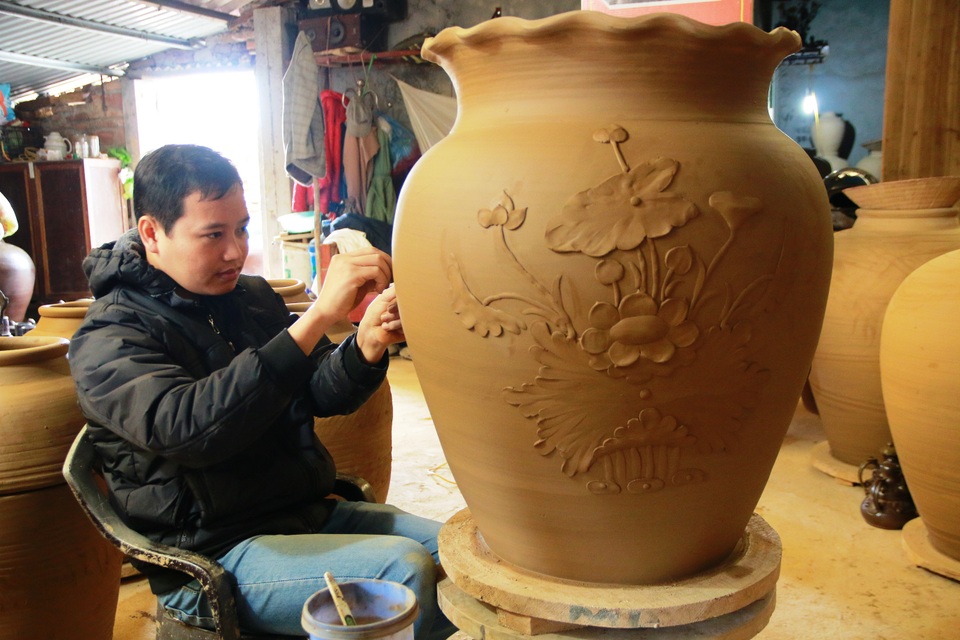 Ninh Bình: Làng gốm đỏ lửa phục vụ Tết Nguyên Đán Đinh Dậu - 13
Những bình gốm có giá trị nghệ thuật cao như thế này có giá bán từ vài triệu đồng đến trên chục triệu đồng. Vào dịp tết, những loại sản phẩm như thế này được ưa chuộng và nhiều người đến đặt làm nhưng thợ gốm Gia Thủy không giám nhận vì sợ không kịp hàng cho khách.