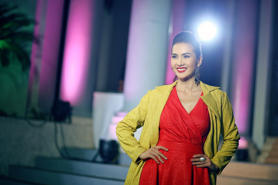 Anh Thư lần đầu trở lại sàn diễn sau ly hôn - 1 Và chăm chỉ làm việc cũng là phương pháp hữu hiệu nhất để xoa dịu vết thương, cô không còn thời gian nghĩ đến chuyện không vui.
