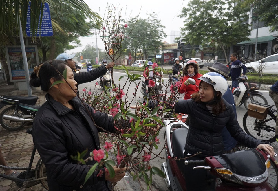 Cảnh mua bán đào tấp nập trong giờ tan tầm tại đường Lạc Long Quân.