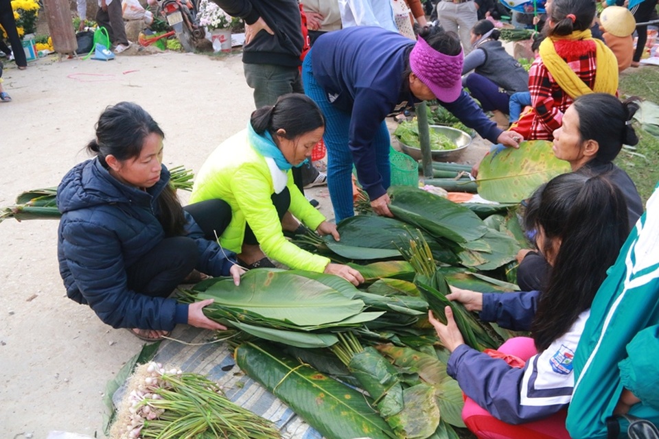 26 Tết đi chợ Thiều "mua may bán rủi" - 10
Hàng lá dong gói bánh chưng được nhiều người ghé mua.