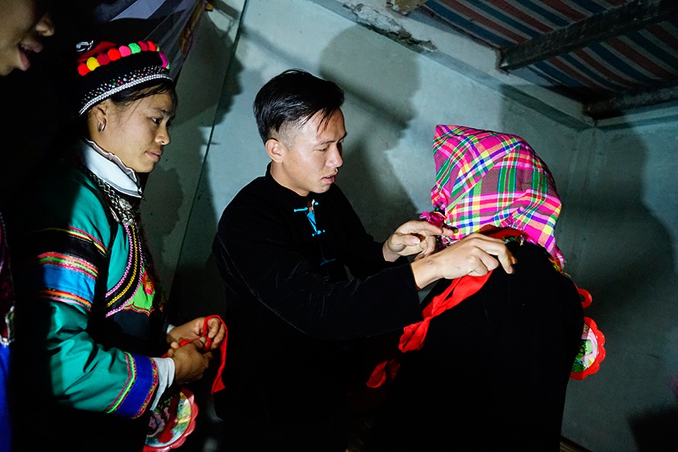 Bộ ảnh đẹp về đám cưới người Phù Lá - 19 Chú rể cởi khăn bịt mặt cho cô dâu tại phòng cưới