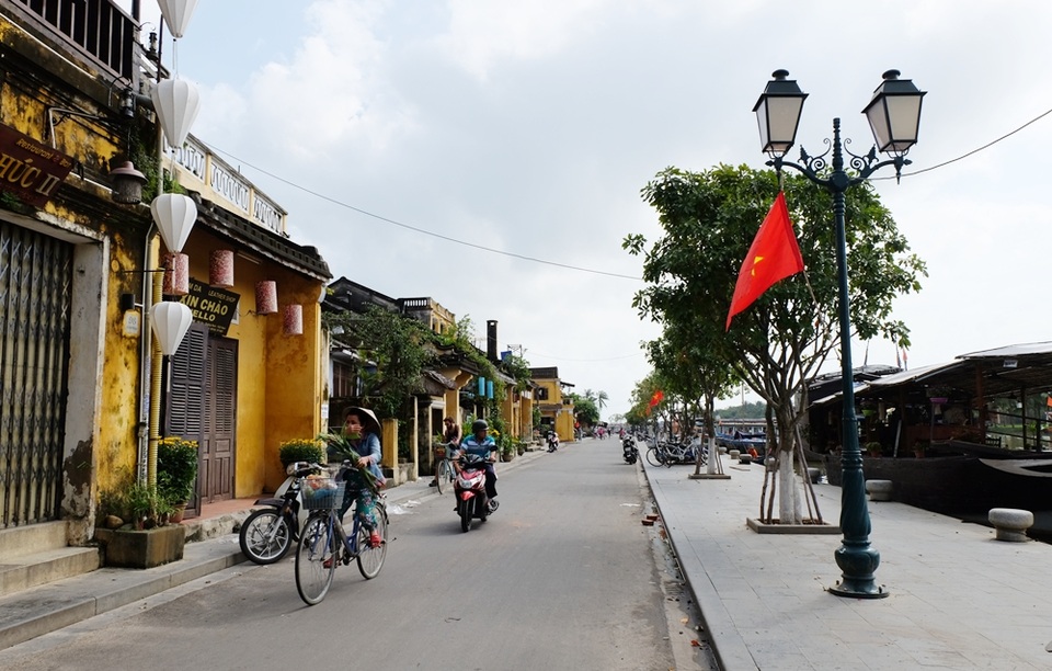 Nhiều nhà hàng, cửa hiệu đã nghỉ bán buôn sửa soạn đón Tết