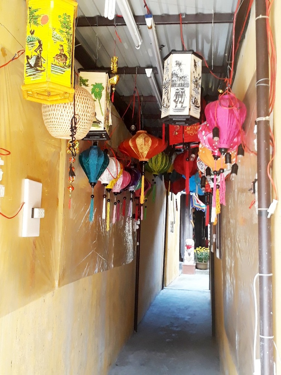  Một góc đèn lồng tại nhà thờ ở Hội An