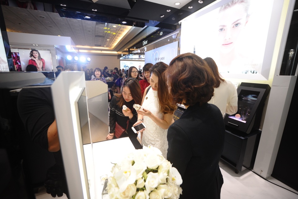 Trải nghiệm cửa hàng mỹ phẩm đẳng cấp 5 sao - 2 Trải nghiệm cửa hàng mỹ phẩm đẳng cấp 5 sao - 2