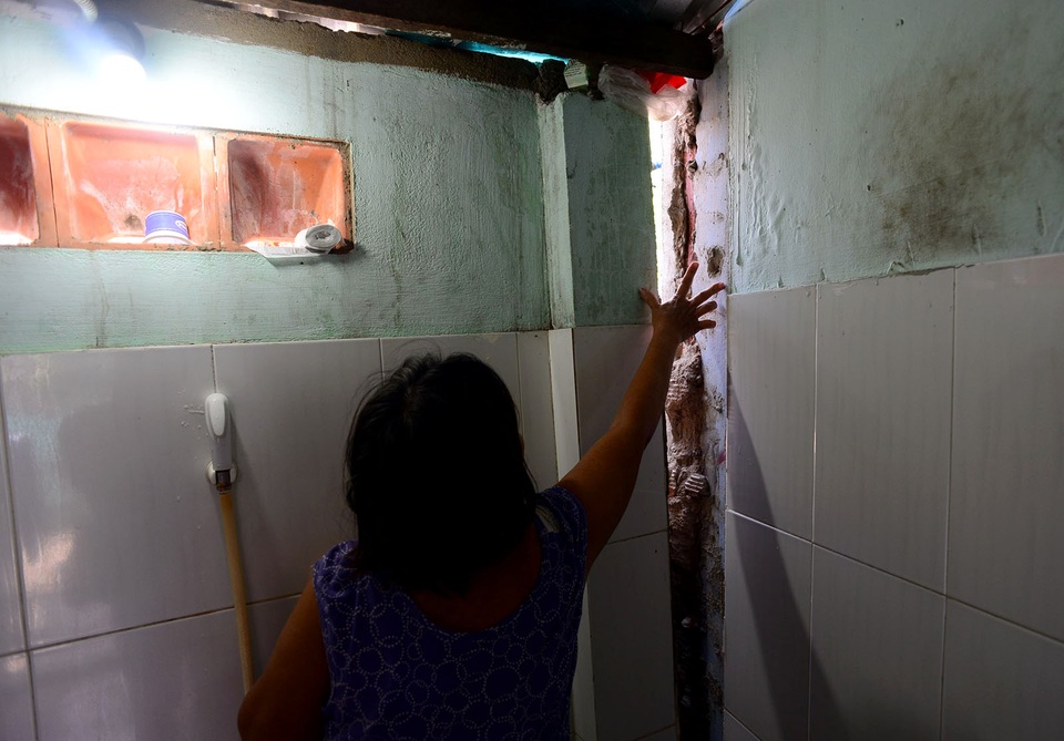 Nhà tắm của gia đình bà Ảnh bị nứt toác vì khi thi công đường bị ảnh hưởng.