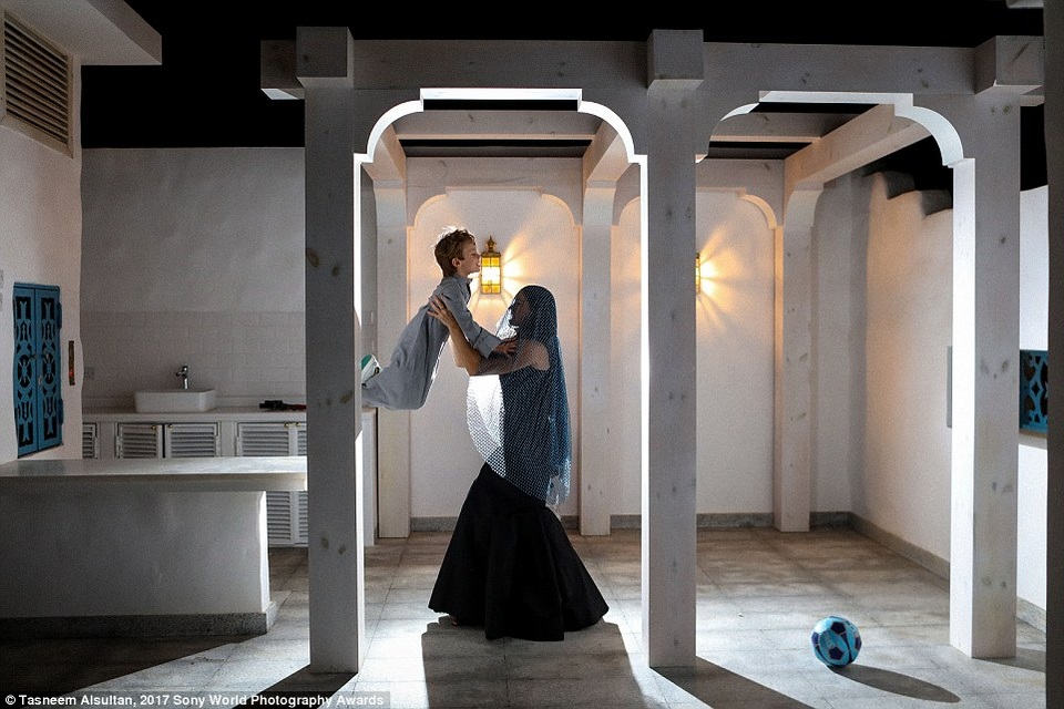 Ảnh chụp tại đô thị Jeddah, Ả Rập Saudi, ghi lại hình ảnh nhà thiết kế thời trang - chị Nassiba - đang chơi đùa với cậu con trai nhỏ: “Trong xã hội chúng tôi, ly hôn rất hiếm gặp. Là một người mẹ đơn thân, tôi đã phải hy sinh và chấp nhận nhiều thứ, nhưng bù lại tôi đã tìm được hạnh phúc cho riêng mình”.