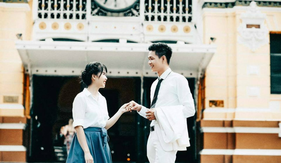Bộ ảnh cưới ý nghĩa chuyển thể từ bộ phim tình cảm lãng mạn - 10 Là những bữa cơm cùng nhau, ánh mắt nhẹ nhõm khi nhìn thấy nhau sau 8h tối và cảm thấy những ồn ào ngoài kia chẳng đáng gì sau cánh cửa nhà.