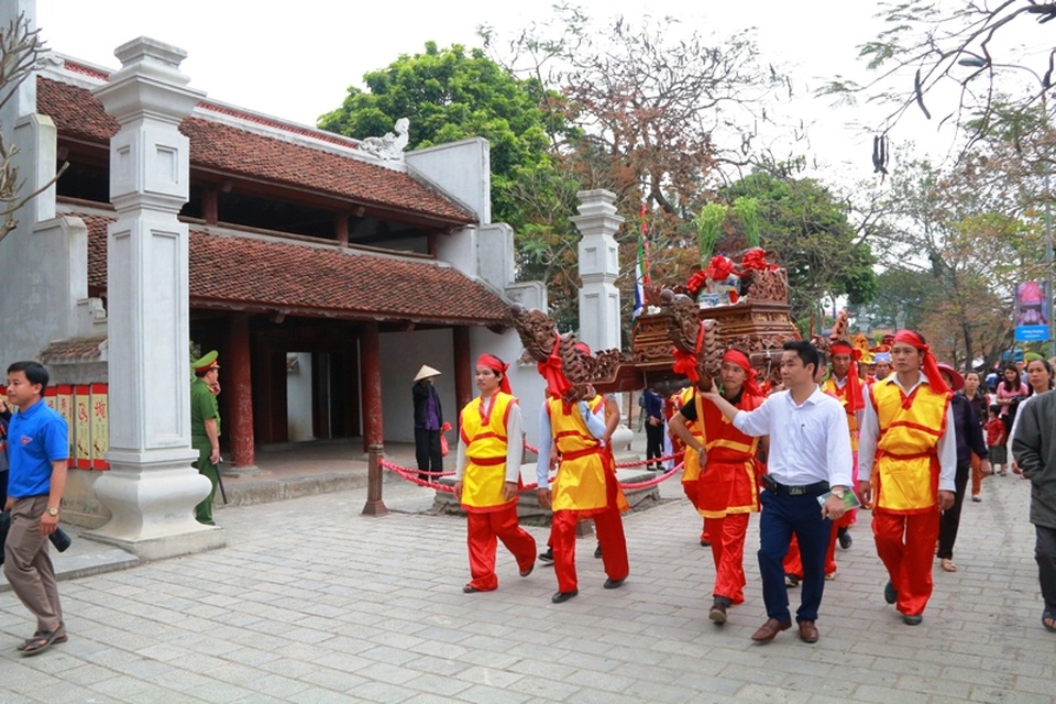 Độc đáo nghi lễ rước nước dâng tiến vua Đinh - 16 Kiệu rước nước tiến qua đền vua Lê Đại Hành.