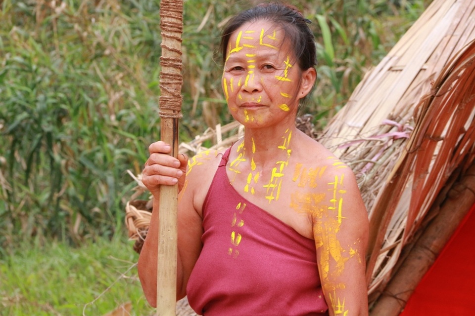 Để đúng với hình ảnh thổ dân, những diễn viên luôn thể hiện khuôn mặt đầy biểu cảm và không bao giờ cười.