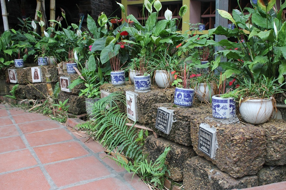Người Hà Nội chi tiền triệu "an táng" cho chó mèo - 5 Ông Sinh chia sẻ, tại nghĩa trang có 2 hình thức an táng cho chó mèo là: hỏa táng và địa táng. Trong đó, địa táng là con vật được chôn cất dưới đất, sau đó xây mộ dựng bia. Giá cả loại hình này giao động từ 6 – 10 triệu phụ thuộc vào các nghi lễ, hình thức mà chủ nuôi chọn tiến hành. Trong khi đó, an táng theo hình thức hỏa thiêu có giá rẻ hơn chỉ từ 2,5 - 4 triệu/ một lần.