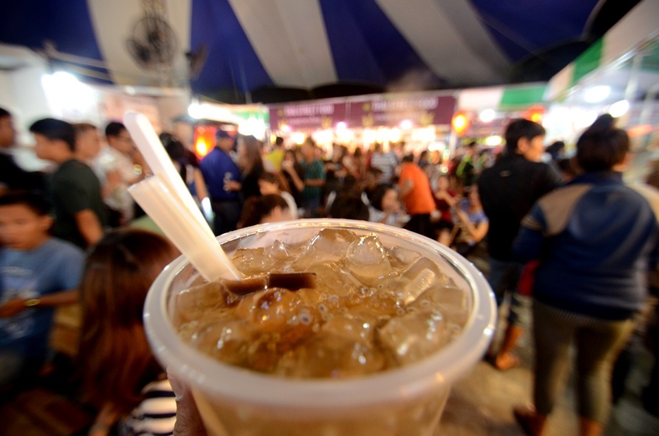 Khu ẩm thực lúc nào cũng nêm chật thực khách.