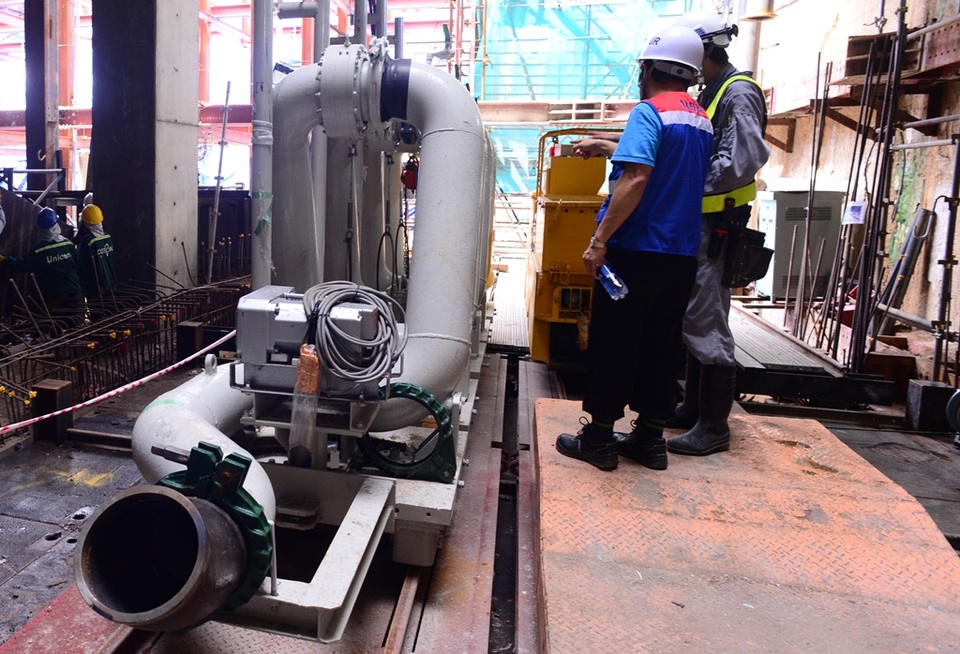 Khám phá “quái vật” 300 tấn lần đầu tiên “xuyên lòng” đô thị Sài Gòn - 16
Thiết bị hút đất khoan ra ngoài.