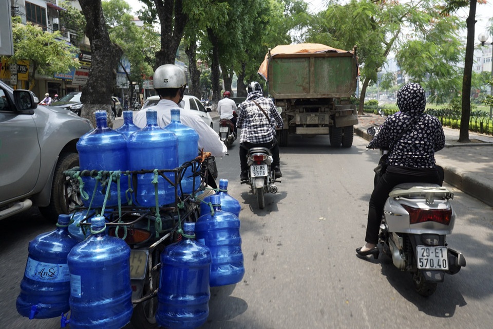 Những chuyến xe chở nước xuất hiện liên tục trên đường phố trong ngày nắng nóng.