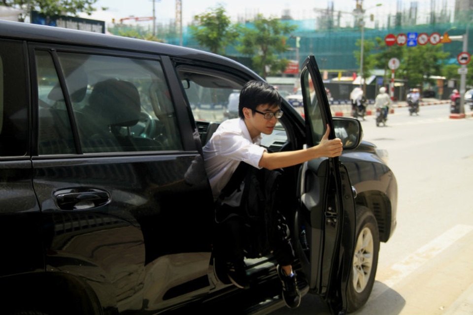 Khi “xế hộp” theo chân sĩ tử Hà Nội tới trường thi - 2 Không khó để bắt gặp hình ảnh phụ huynh đưa con đi thi bằng “xế hộp” ở trường THPT Hà Nội Amsterdam.