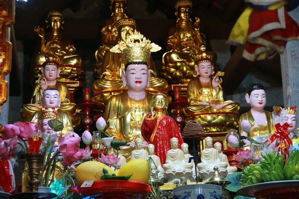 Không chỉ nối tiếng về vẻ đẹp, Bích Động cũng được biết đến là ngôi chùa cổ linh thiêng bậc nhất ở cố đô Hoa Lư từ xưa đến nay. Hàng năm có hàng nghìn du khách thập phương đổ về đây đi lễ và tham quan ngôi chùa ở danh thắng đẹp thứ nhì trời Nam này.