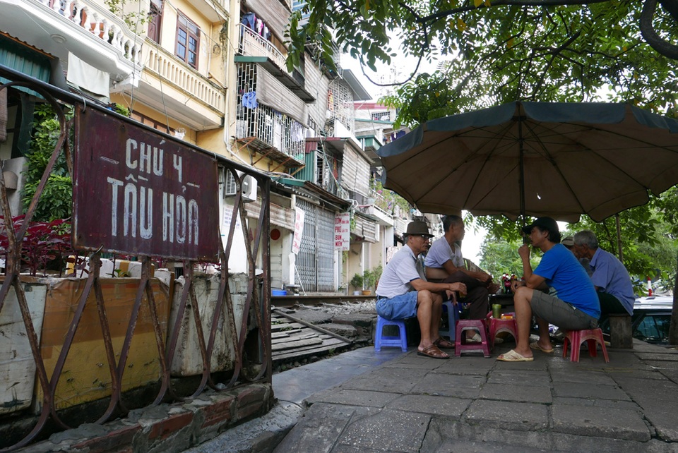 Nhịp sống quanh cây cầu đường sắt trăm tuổi ở Hà Nội - 14
Lối ra vào khu dân cư phải băng qua đường tàu hoả.