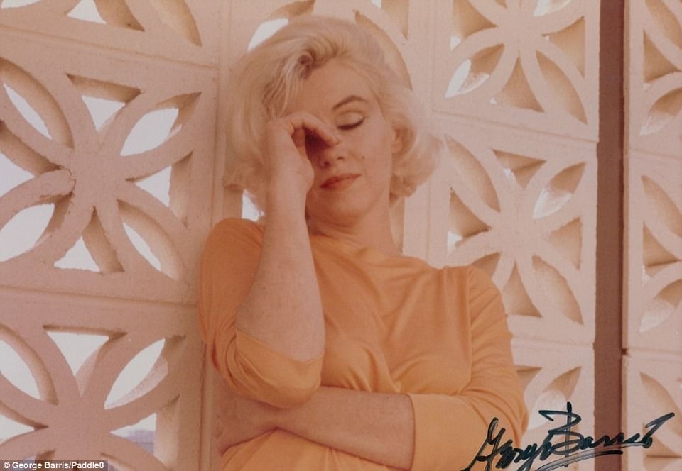 Mỗi bức ảnh đều có chữ ký của nhiếp ảnh gia George Barris.