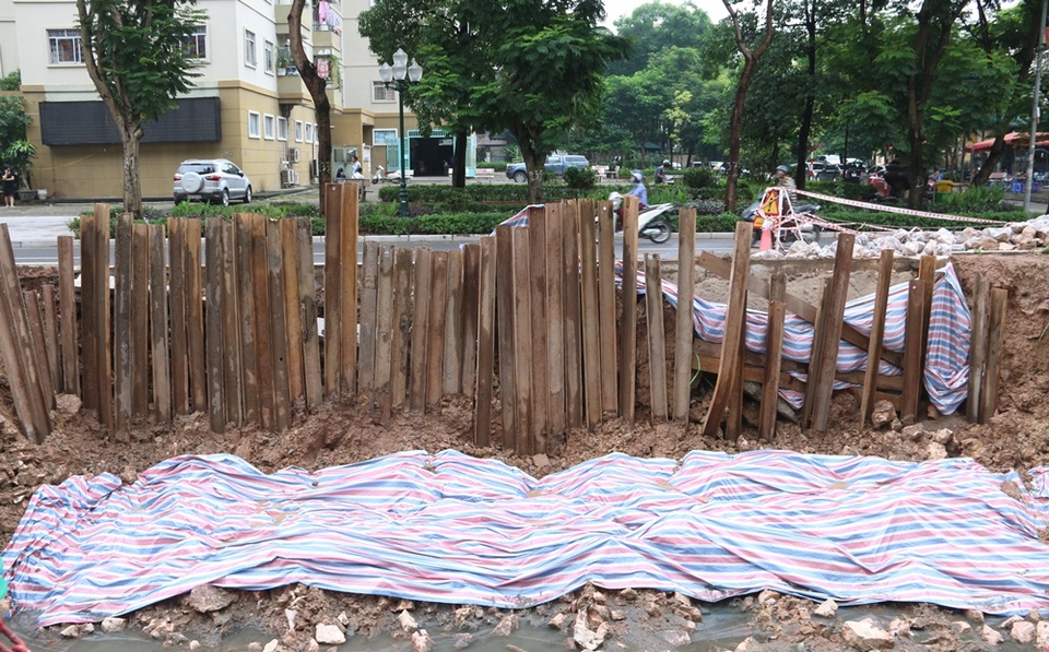 Hà Nội: Nơm nớp lo khi đi qua đường liên tục sạt lở - 3
Một điểm sạt lở dài khoảng 20 m. Đường Nguyễn Cơ Thạch khánh thành năm 2008, là đường mới mở nối hai khu đô thị Mỹ Đình I và Mỹ Đình II.