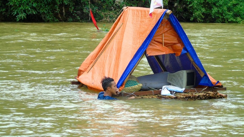 Tình huống người dân bị lũ cuốn trôi đang bám vào các vật dụng trên sông chờ cứu hộ