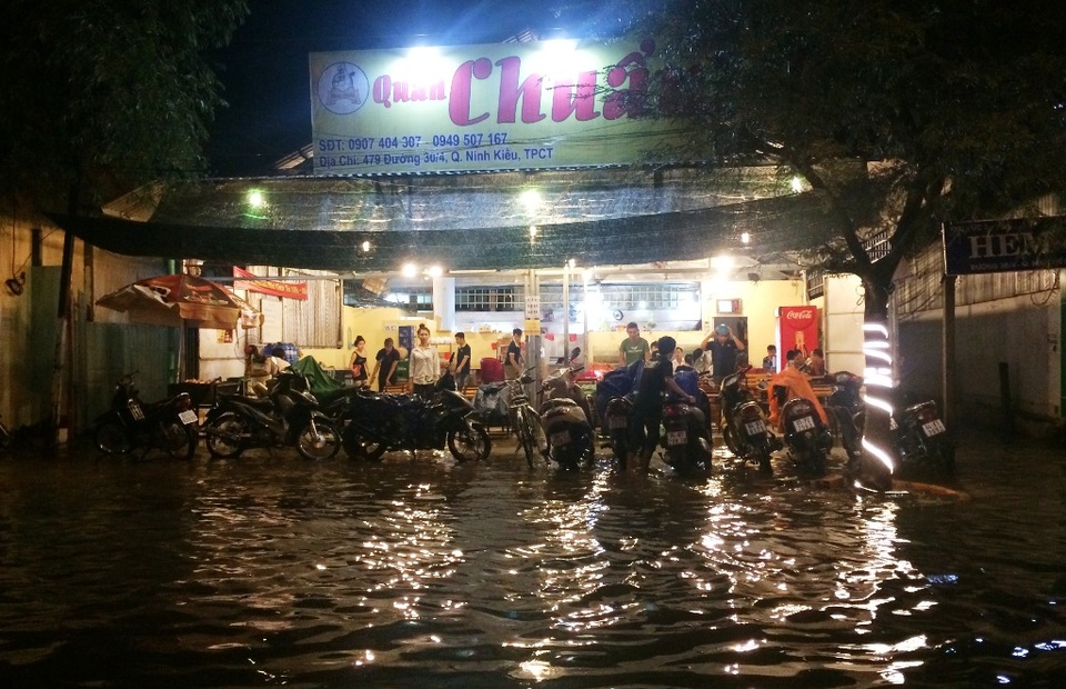 Nhiều hàng quán bị giặc nước tấn công thế này