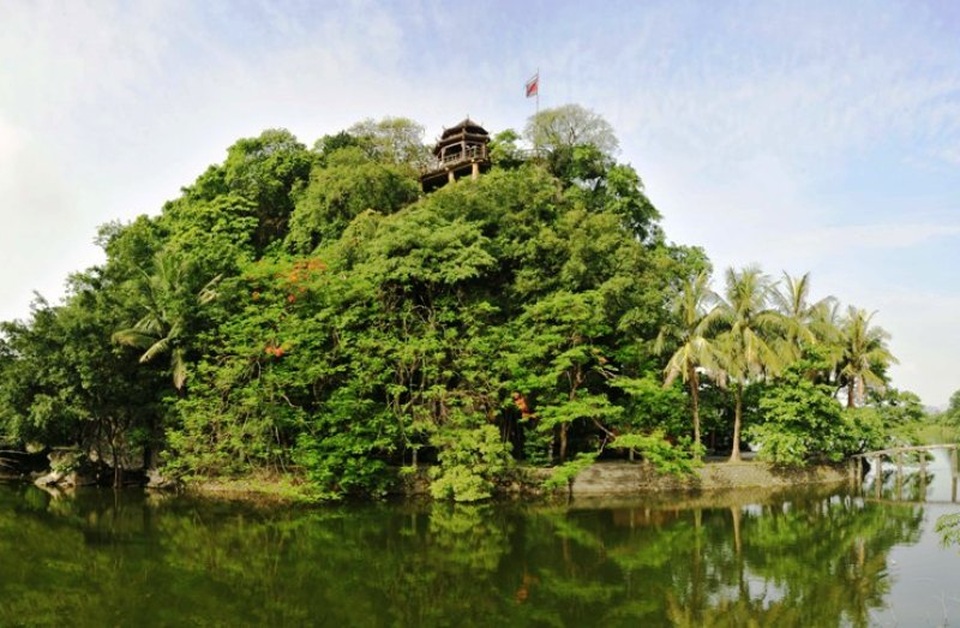 Núi Kỳ Lân nằm ở phường Tân Thành, thành phố Ninh Bình, ngay bên ngã tư đường Tràng An - Trần Hưng Đạo, đây là vị trí trung tâm của thành phố Ninh Bình. Núi nhỏ, soi bóng xuống dòng nước trong xanh của hệ thống hồ bao quanh khiến cho khung cảnh núi non hùng vĩ thơ mộng.