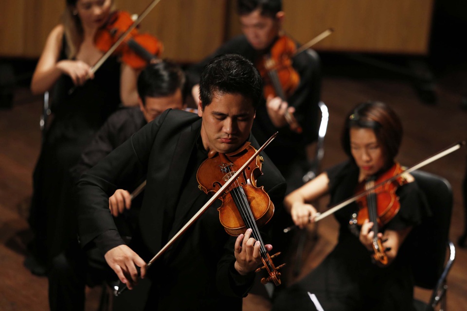 Tiếng đàn của NSƯT Bùi Công Duy luôn chinh phục khán thính giả.