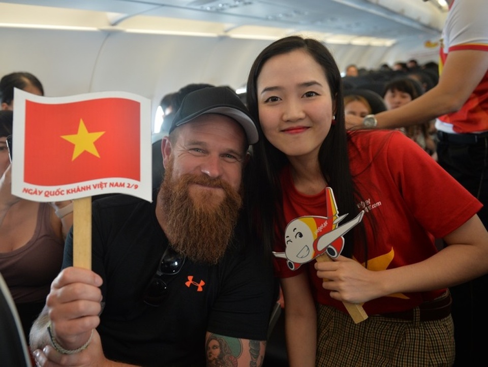 Gần 200 hành khách Vietjet cùng hát "Nối vòng tay lớn" mừng quốc khánh 2/9 - 16 Gần 200 hành khách Vietjet cùng hát "Nối vòng tay lớn" mừng quốc khánh 2/9 - 16