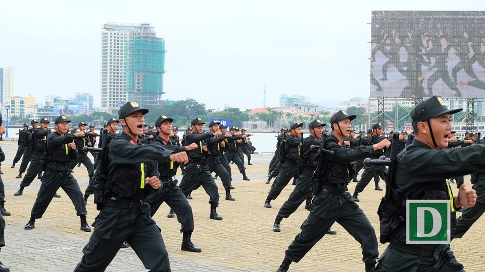 Cảnh sát đặc nhiệm diễn tập khí công, võ thuật chuẩn bị APEC - 2 Biểu diễn các bài võ thuật