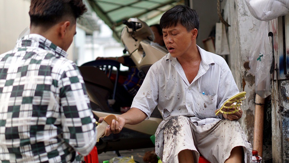 Giống như cha, anh Văn cũng tụ anh em lại cùng làm và truyền lại nghề