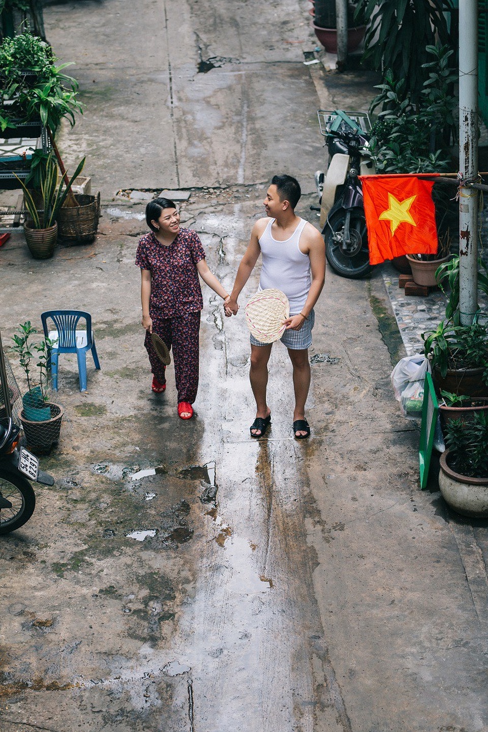 Ảnh cưới giản dị của cặp đôi yêu xa ở... quán phở, khu chung cư - 10 Để đánh dấu thời điểm bước ngoặt cuộc đời, Ngọc và Tuấn Anh đã lên ý tưởng thực hiện bộ ảnh cưới theo phong cách xưa cũ.