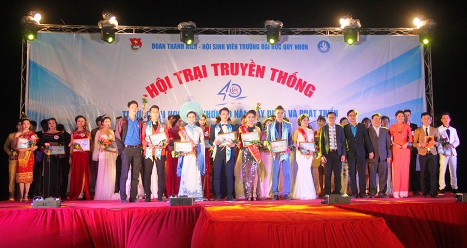 Sinh viên ĐH Quy Nhơn tỏa sáng trong cuộc thi tìm kiếm "trai tài gái sắc" - 1 40 thí sinh (20 nam, 20 nữ) bước vào đêm Chung kết cuộc thi Nét đẹp học đường ĐH Quy Nhơn