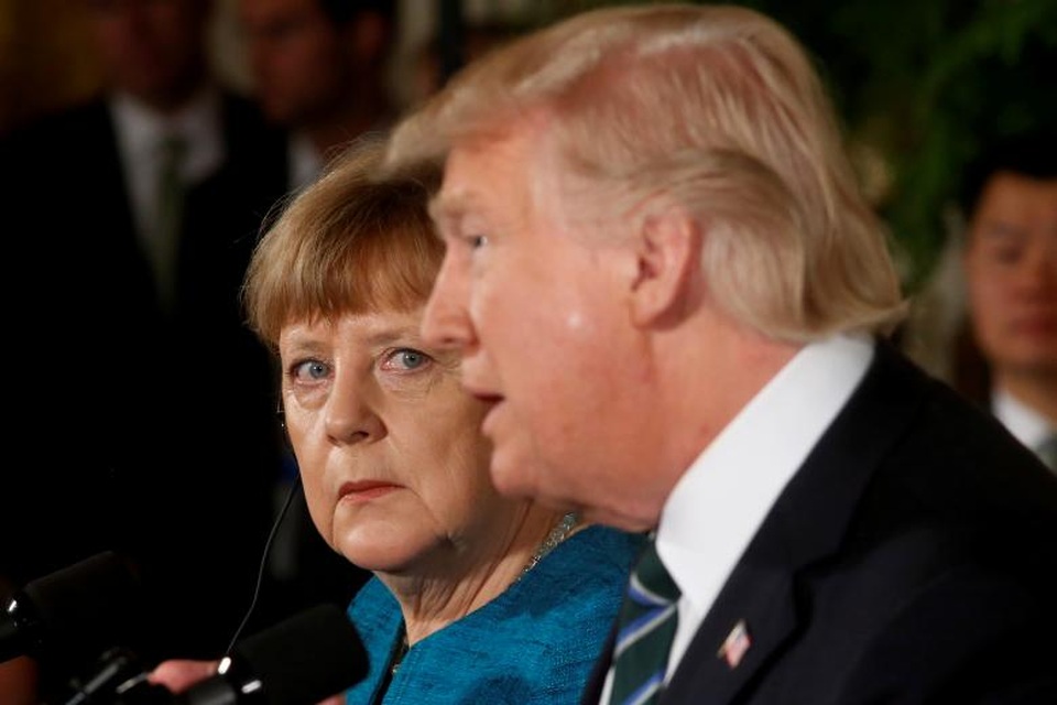 6 tháng đầu tiên đầy "sóng gió" của Tổng thống Trump tại Nhà Trắng - 7
Tổng thống Trump và Thủ tướng Đức Angela Merkel trong cuộc họp báo ở căn phòng phía Tây, Nhà Trắng ngày 17/3/2017. (Ảnh: Reuters)