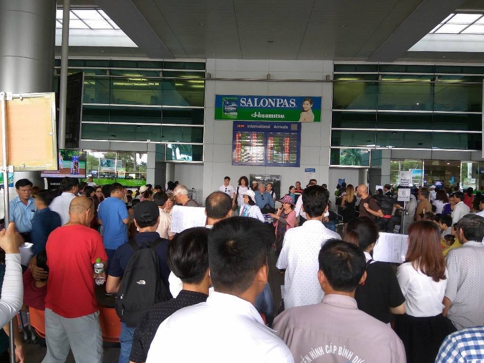 Sân bay Tân Sơn Nhất lại kẹt xe trầm trọng từ trong ra ngoài - 2 Người dân xếp hàng rất đông trong sân bay Tân Sơn Nhất chiều 12/1