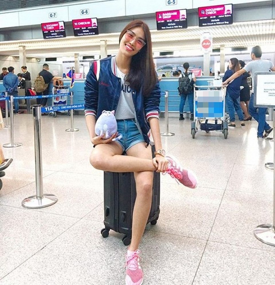 Lan Khuê mang theo chú gấu bông theo khắp các hành trình của mình.