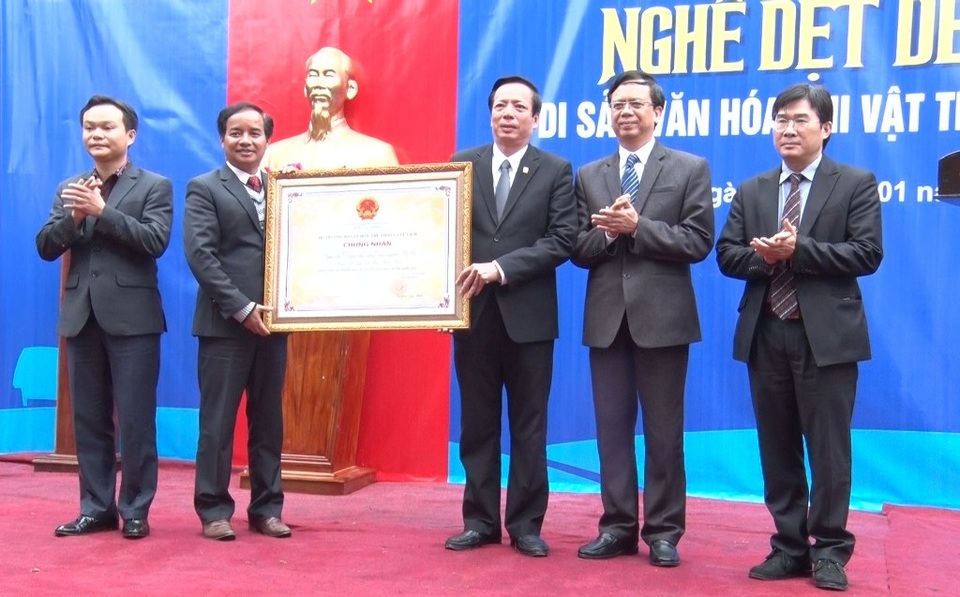 Nghề dệt Zèng Huế được công nhận Di sản văn hóa phi vật thể quốc gia - 1 Đón nhận bằng công nhận nghề dệt Zèng là Di sản văn hóa phi vật thể quốc gia