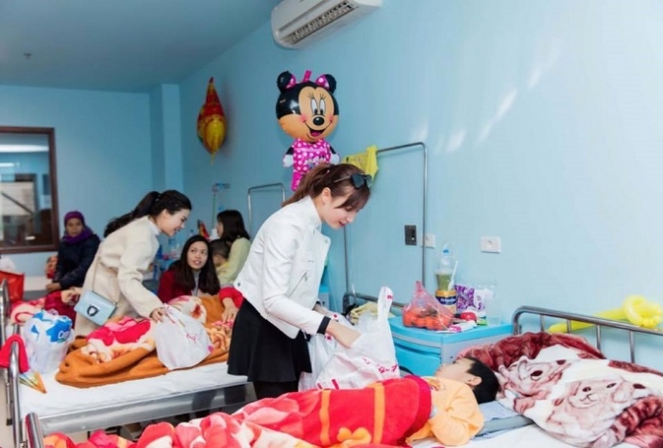 Hình ảnh nghệ sĩ Việt trong những chuyến từ thiện cuối năm - 9 Lã Thanh Huyền cùng những người bạn đã đến tận giường bệnh trao quà cho các bệnh nhi.