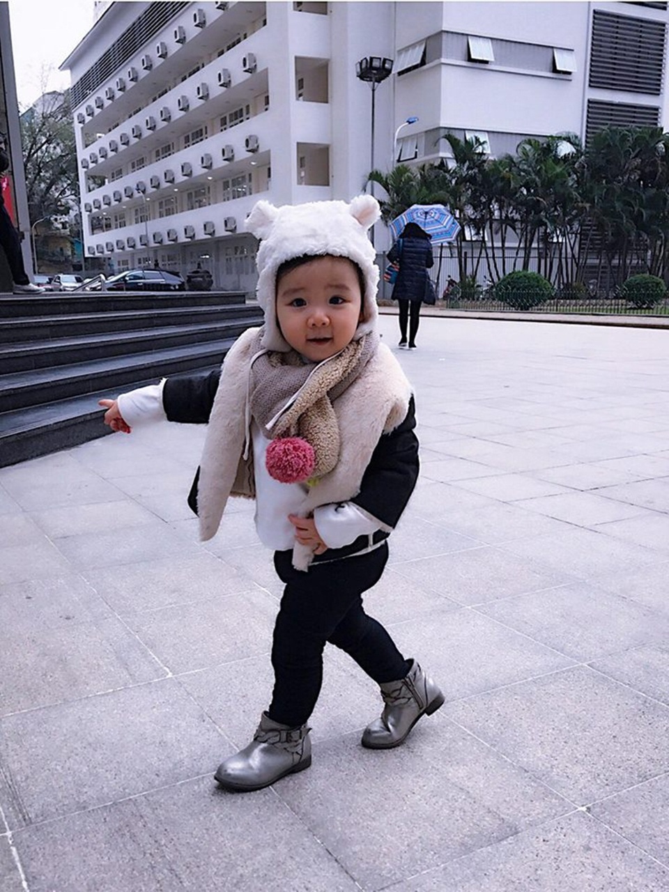 Những biểu cảm du xuân siêu đáng yêu của con gái Trang Nhung - 3 Vani được mẹ diện thời trang cực chất trong những ngày Hà Nội lạnh.