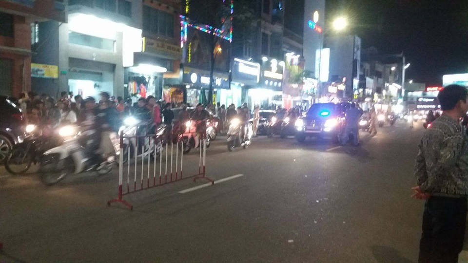 Xông vào nhà giết người giữa trung tâm thành phố - 3 Hiện trường vụ án được phong tỏa để phục vụ cho công tác điều tra
