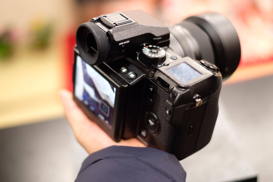Trên tay Fujifilm GFX 50S, máy ảnh sở hữu cảm biến Medium Format đầu tiên - 3 Kết hợp với cảm biến lớn, Fujilfilm sử dụng chip xử lý X-Processor Pro (đang sử dụng trên dòng X-Pro2 và X-T2) để giúp máy hoạt động trơn tru.
