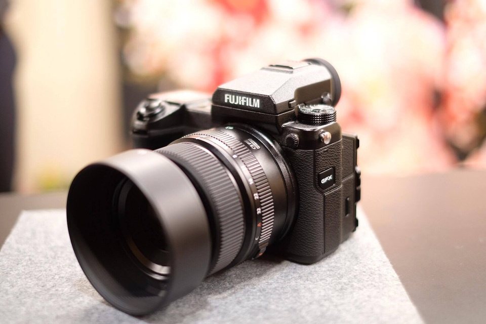 Trên tay Fujifilm GFX 50S, máy ảnh sở hữu cảm biến Medium Format đầu tiên - 4 Về mặt thiết kế, GFX 50S có trọng lượng 825g (thân máy) và tích hợp khả năng chống nước văng, chống bụi bẩn và hoạt động tốt ở môi trường dưới -10 độ C.