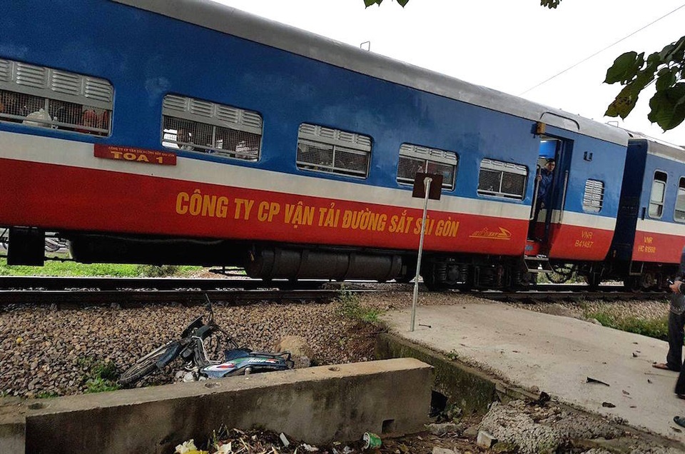 Cán chết 1 người đi bộ, xe tải tiếp tục đâm sập 2 nhà dân - 4 Cùng sáng người phụ nữ tông vào đoàn tàu bị thương nặng.